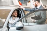 acquirente parla con noleggiatore auto