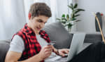 adolescente utilizza il computer portatile