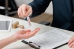 agente che consegna chiave leasing