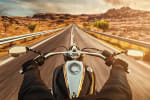 moto in corsa su strada