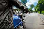 motociclista su strada