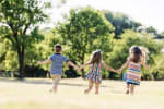 bambini corrono su un prato