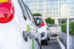 auto elettriche in ricarica
