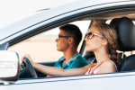 auto uomini e donne al volante ancora grande la distanza