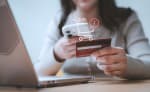 Donna paga con Buy Now Pay Later Donna paga con Buy Now Pay Later