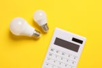 Calcolatrice accanto a lampadine