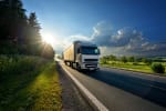 camion in corsa su strada extraurbana