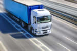camion in marcia su strada