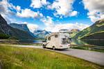 camper che percorre strada in campagna