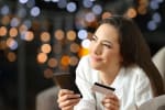 ragazza con carta di credito e cellulare