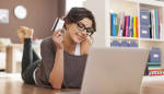 ragazza al pc con carta di credito in mano