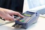 mano che digita pin sul pos