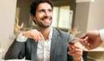 uomo paga con carta di credito