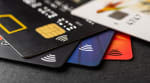 carte di credito su sfondo nero carte di credito su sfondo nero