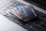 carte di credito su tastiera del pc
