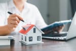 Casa in miniatura sulla scrivania di un consulente