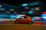 City car sulla strada di notte