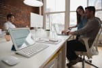 Colleghi connessi ad internet in ufficio