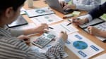 colleghi di lavoro alla scrivania studiano dati