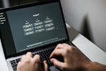 computer e mani che digitano sulla tastiera