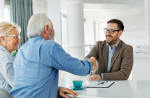 consulente assicurativo con coppia di anziani consulente assicurativo con coppia di anziani