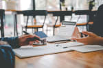 Consulente che mostra andamento tassi mutui