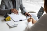 Consulente che mostra proposte per ottenere un mutuo
