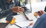 Consulente che mostra calcoli sul mutuo al cliente
