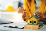 consulente_che_tiene_in_mano_un_mazzo_di_chiavi_della_casa