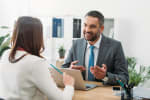consulente seduto con cliente donna
