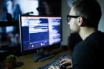 ragazzo digita sulla tastiera del pc