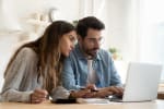 Coppia a pc che gestisce risparmi