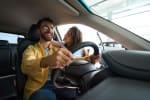 Coppia che acquista un'auto