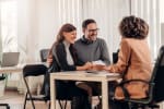 Coppia che parla con consulente finanziario