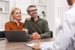 Coppia che parla con un consulente