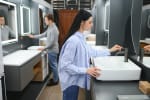 Coppia che sceglie materiali e mobili per il bagno