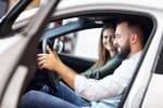 coppia che sceglie una nuova auto