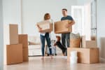Coppia che si trasferisce nella casa appena acquistata