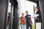 coppia che visita una casa insieme all'agente immobiliare