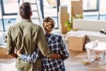 coppia-di-ragazzi-che-organizza-le-scatole-del-trasloco