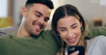 Coppia di ragazzi guarda offerte su smartphone