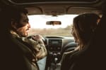 coppia di ragazzi in auto
