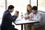 coppia firma documenti con consulente finanziario coppia firma documenti con consulente finanziario