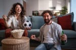 coppia guarda partita