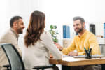 coppia in consulenza finanziaria con esperto