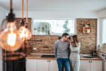 Coppia in cucina con lampadine accese