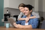 coppia in cucina guarda il tablet