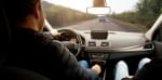 Coppia in viaggio con auto