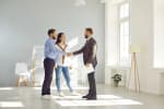 coppia incontra gente immobiliare