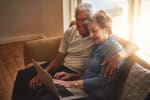 coppia over 65 controlla il pc